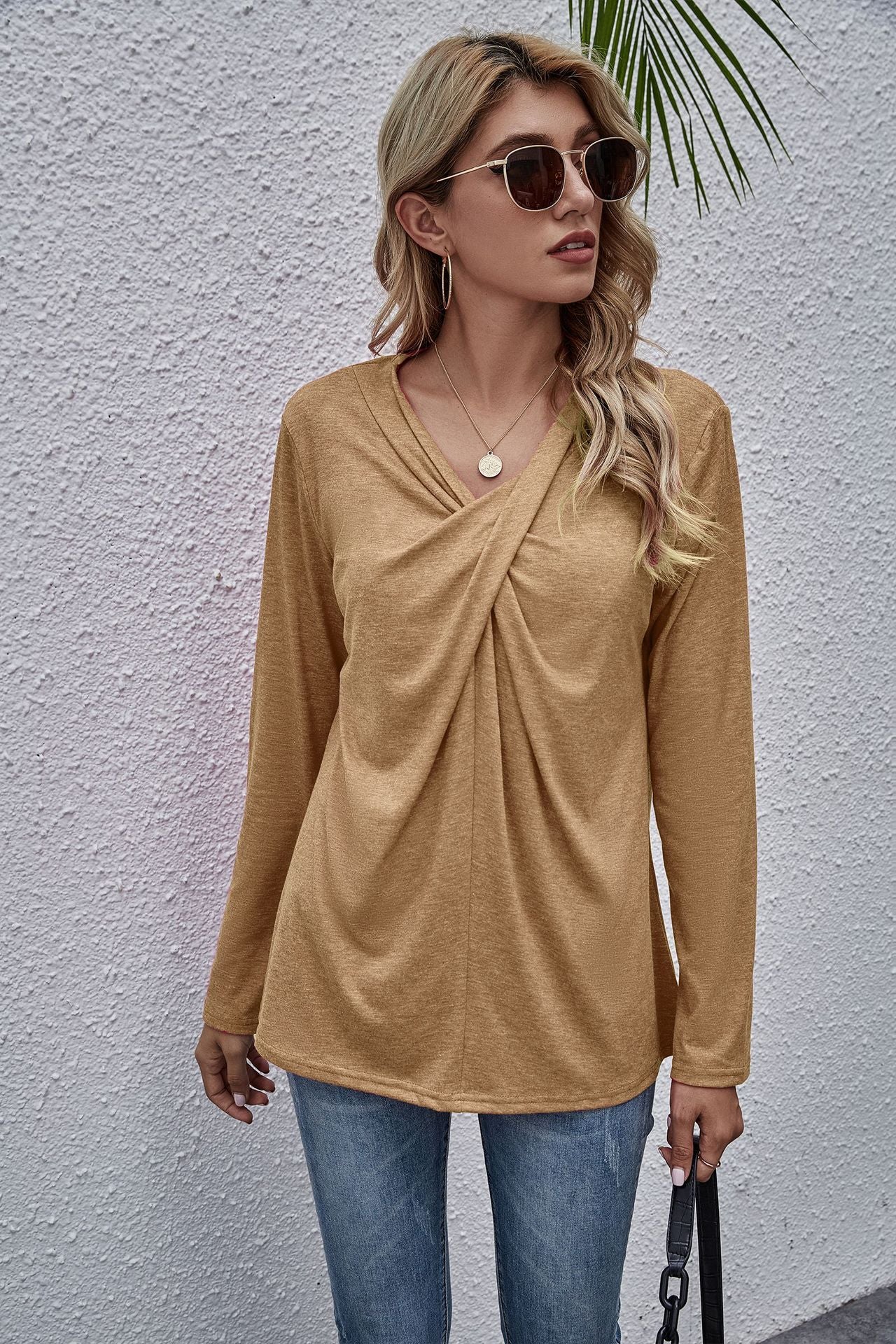 V-neck long-sleeved neckline casual t-shirt