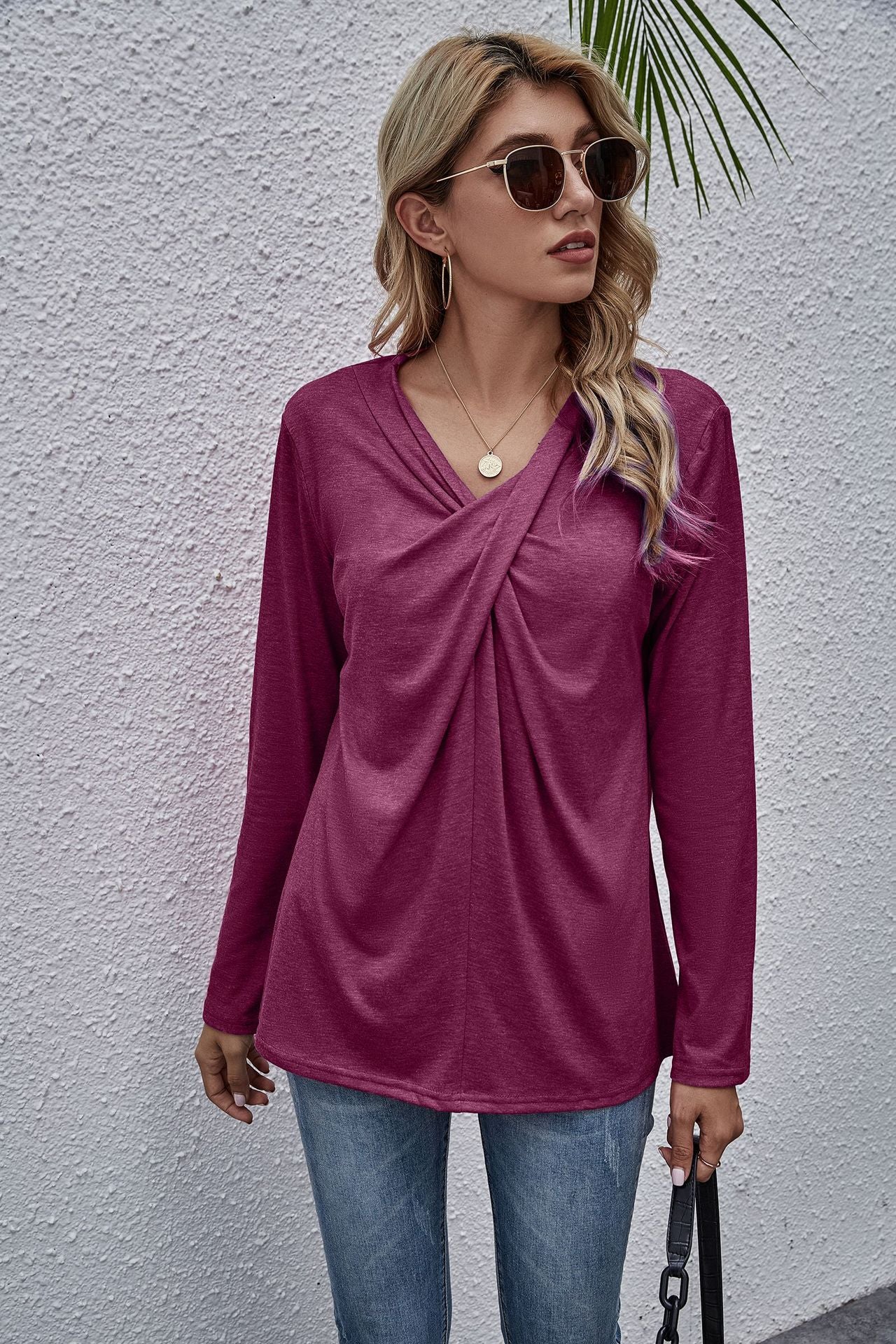 V-neck long-sleeved neckline casual t-shirt