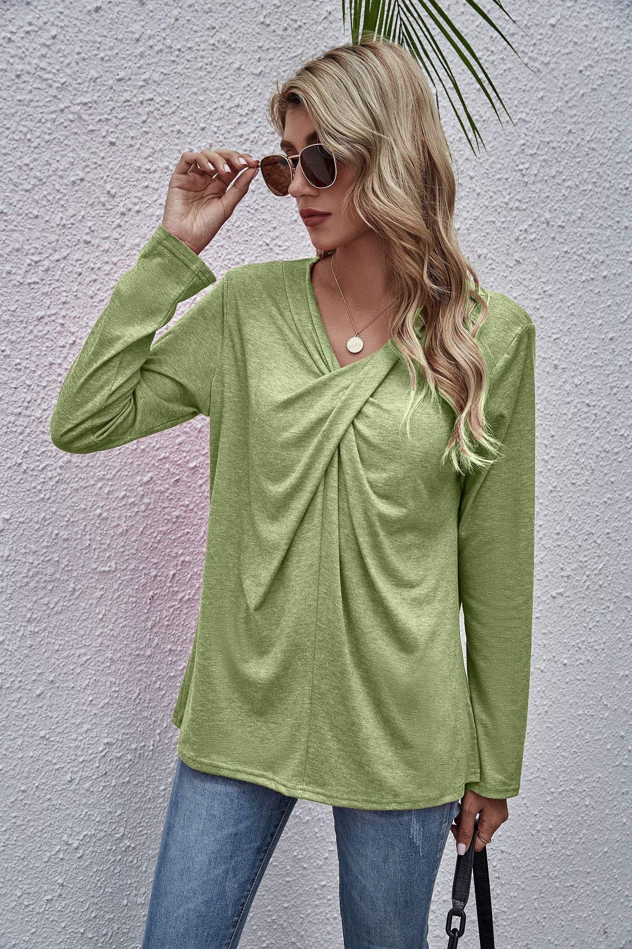 V-neck long-sleeved neckline casual t-shirt