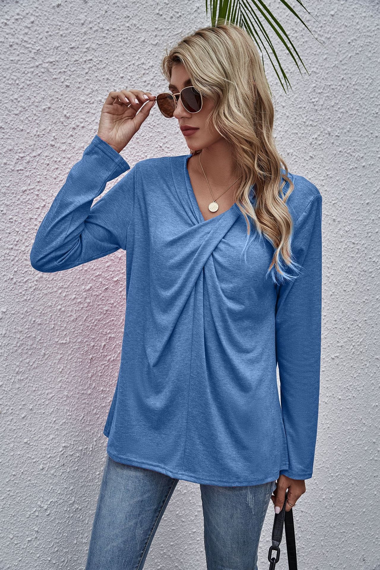 V-neck long-sleeved neckline casual t-shirt
